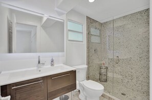 Rumah, pemandangan kolam renang | Kamar mandi