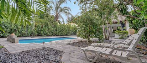 Hus, bassengutsikt | Terrasse/patio