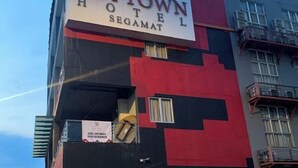 A hotel with a sign reading "HOTEL HOWN SEGAMAT". - Syajie Koptown Hotel (Segamat)