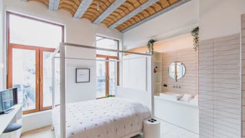 Deluxe Studio Suite | Individually decorated, individually furnished, iron/ironing board