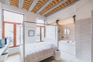 Deluxe Studio Suite | Individually decorated, individually furnished, iron/ironing board