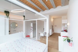 Suite studio Deluxe | Décor unique, ameublement unique, fer et planche à repasser