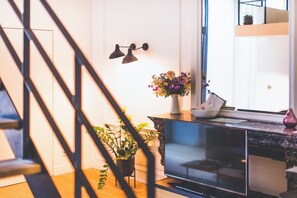 Estudi en suite superior | 2 dormitoris, decoració individual i mobiliari individual 