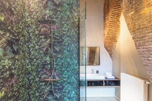 Appartement Deluxe, 2 chambres | Salle de bain | Séchoir à cheveux, serviettes fournies, savon, shampooing