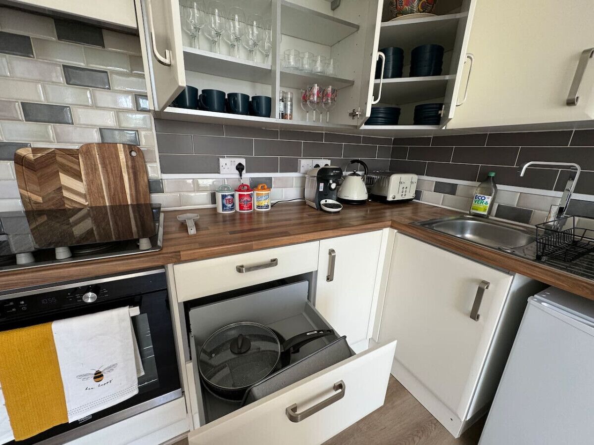 Kühlschrank, Mikrowelle, Ofen, Herdplatte