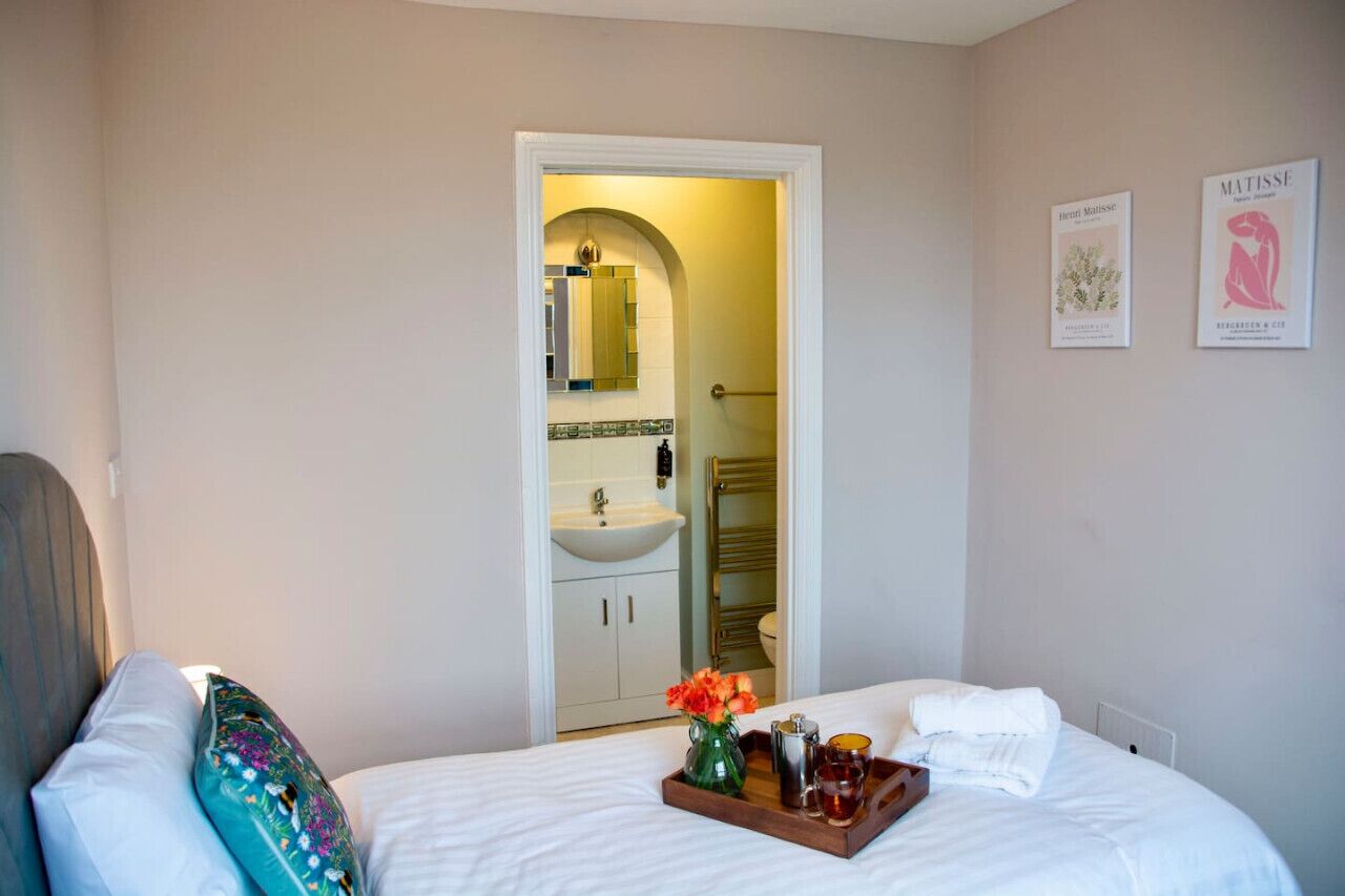 4 soverom, skrivebord, strykejern/-brett og reiseseng for barn