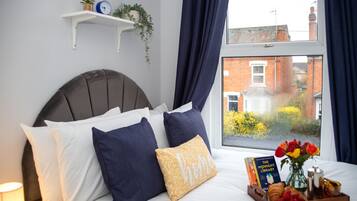 5 bedrooms, desk, iron/ironing board, travel cot