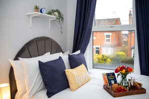 5 bedrooms, desk, iron/ironing board, travel crib