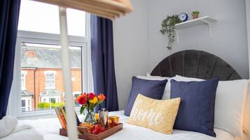 5 bedrooms, desk, iron/ironing board, travel crib