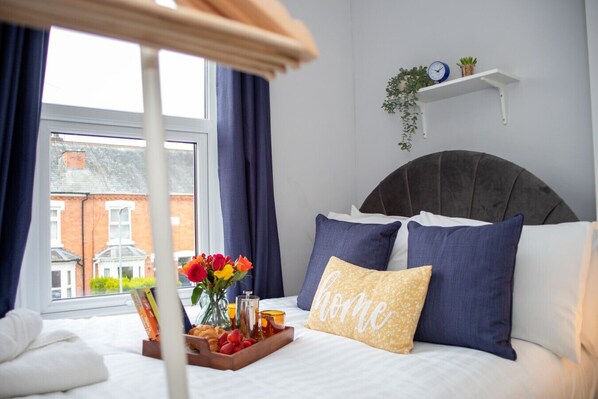 5 chambres, bureau, fer et planche à repasser, lit parapluie