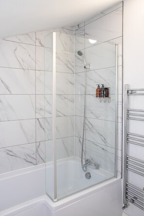 Hair dryer, towels - Charming 5-Bed Victorian House (Worcestershire)