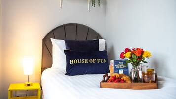 5 quartos, escrivaninha, ferros/tábuas de passar roupa, berço de viagem