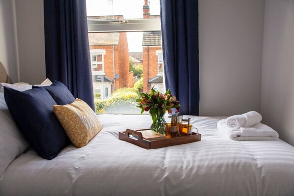 5 bedrooms, desk, iron/ironing board, travel cot
