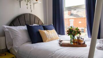 5 bedrooms, desk, iron/ironing board, travel crib