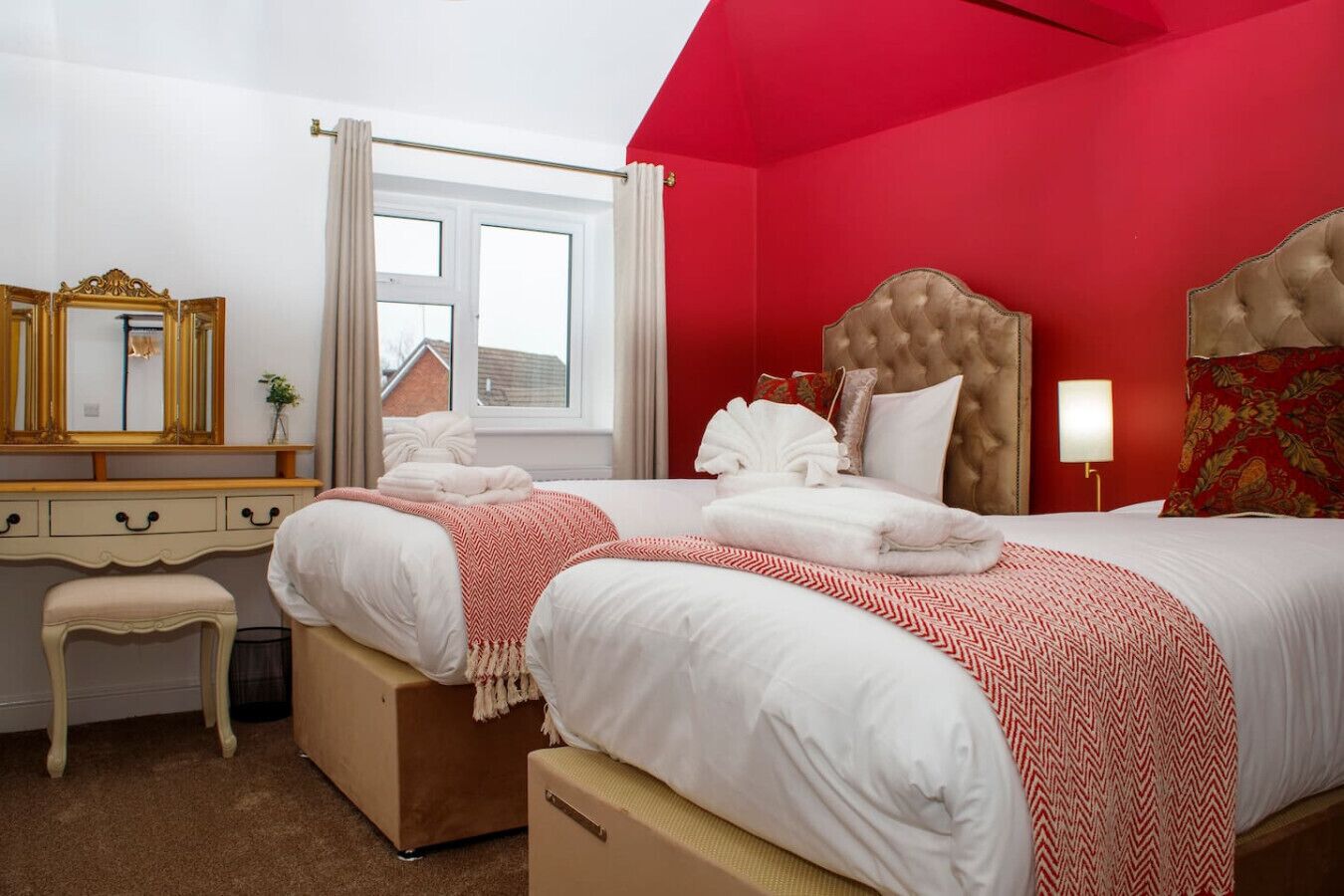 6 habitaciones, escritorio y tabla de planchar con plancha 