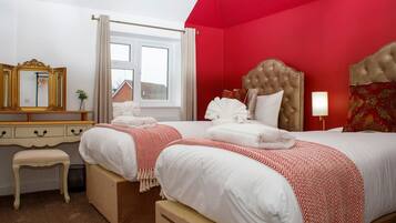 6 habitaciones, escritorio y tabla de planchar con plancha