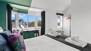 6 habitaciones, escritorio y tabla de planchar con plancha