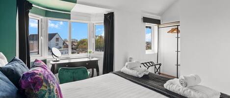 6 dormitoris, escriptori i planxa i posts de planxar