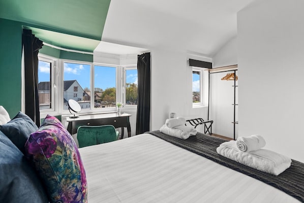 6 Schlafzimmer, Schreibtisch, Bügeleisen/Bügelbrett, Reisekinderbett