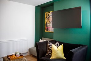 Smart TV, table tennis, books - Tudor-Themed 6-Bed Village Gem (Powick)