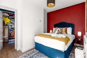 6 bedrooms, desk, iron/ironing board, travel cot - Tudor-Themed 6-Bed Village Gem (Powick)