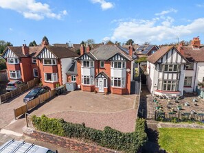 Exterior - Tudor-Themed 6-Bed Village Gem (Powick)