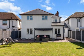Terrace/patio - Tudor-Themed 6-Bed Village Gem (Powick)