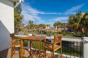Outdoor dining - Modern Townhome I 3 Minute Walk the Beach I Patio/ (Cape Canaveral)