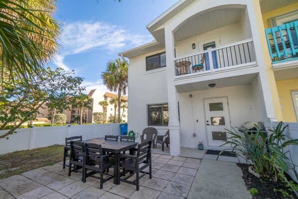 Outdoor dining - Modern Townhome I 3 Minute Walk the Beach I Patio/ (Cape Canaveral)