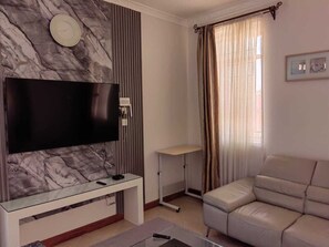 Smart TV - Enjoyable bungalow Cottage with WiFi, the leafy Runda Suburbs of vibrant Nairobi (Nairobi)