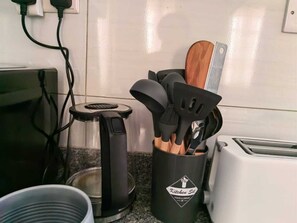 Coffee and/or coffee maker - Enjoyable bungalow Cottage with WiFi, the leafy Runda Suburbs of vibrant Nairobi (Nairobi)