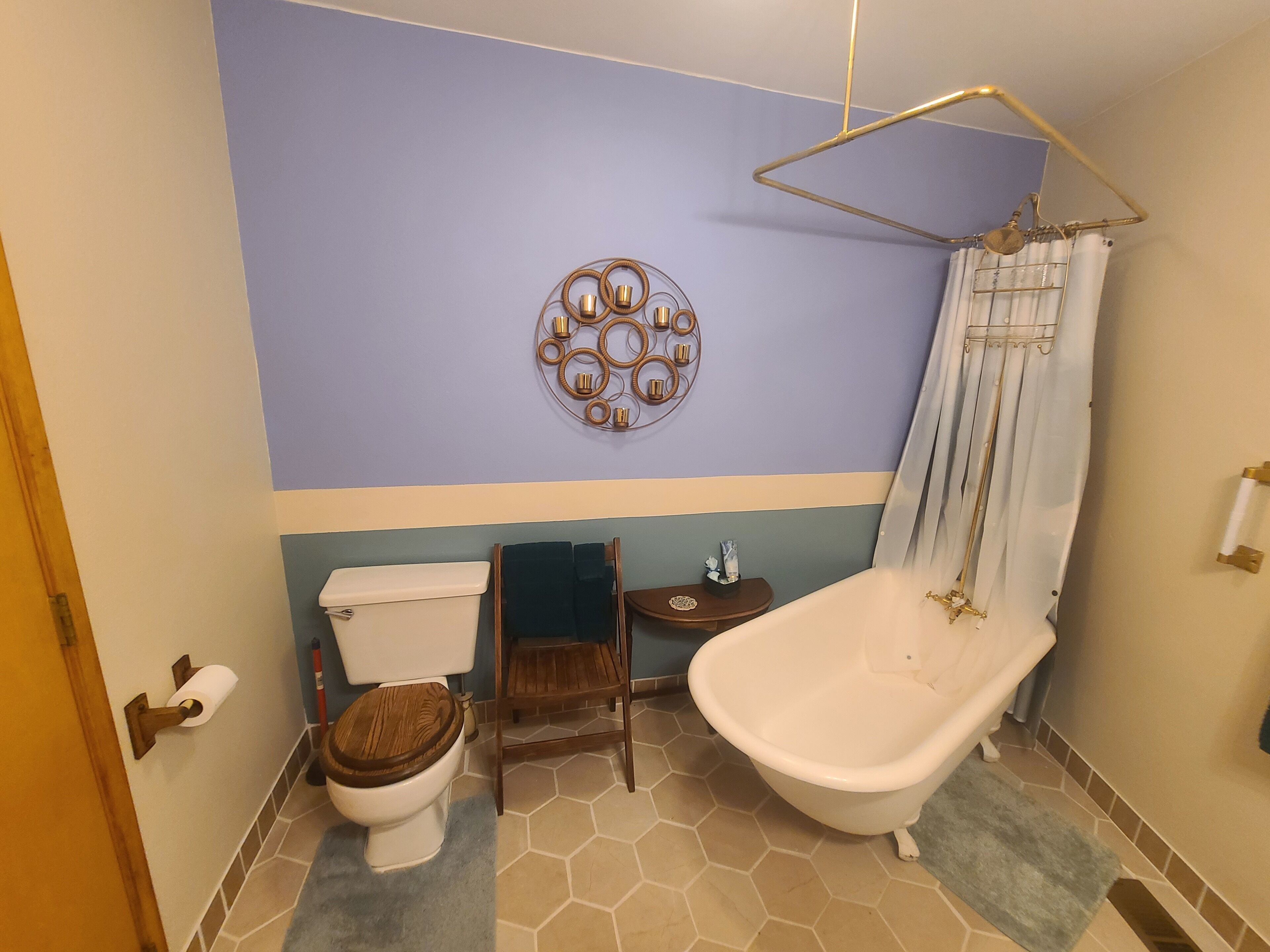 Sèche-cheveux, serviettes fournies, savon, papier toilette