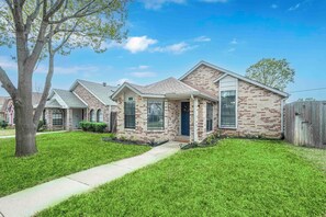 Exterior - Adorable 2/2 Home-Patio, Games, Spa Vibes!  Weekend getaways or work stays (Lewisville)