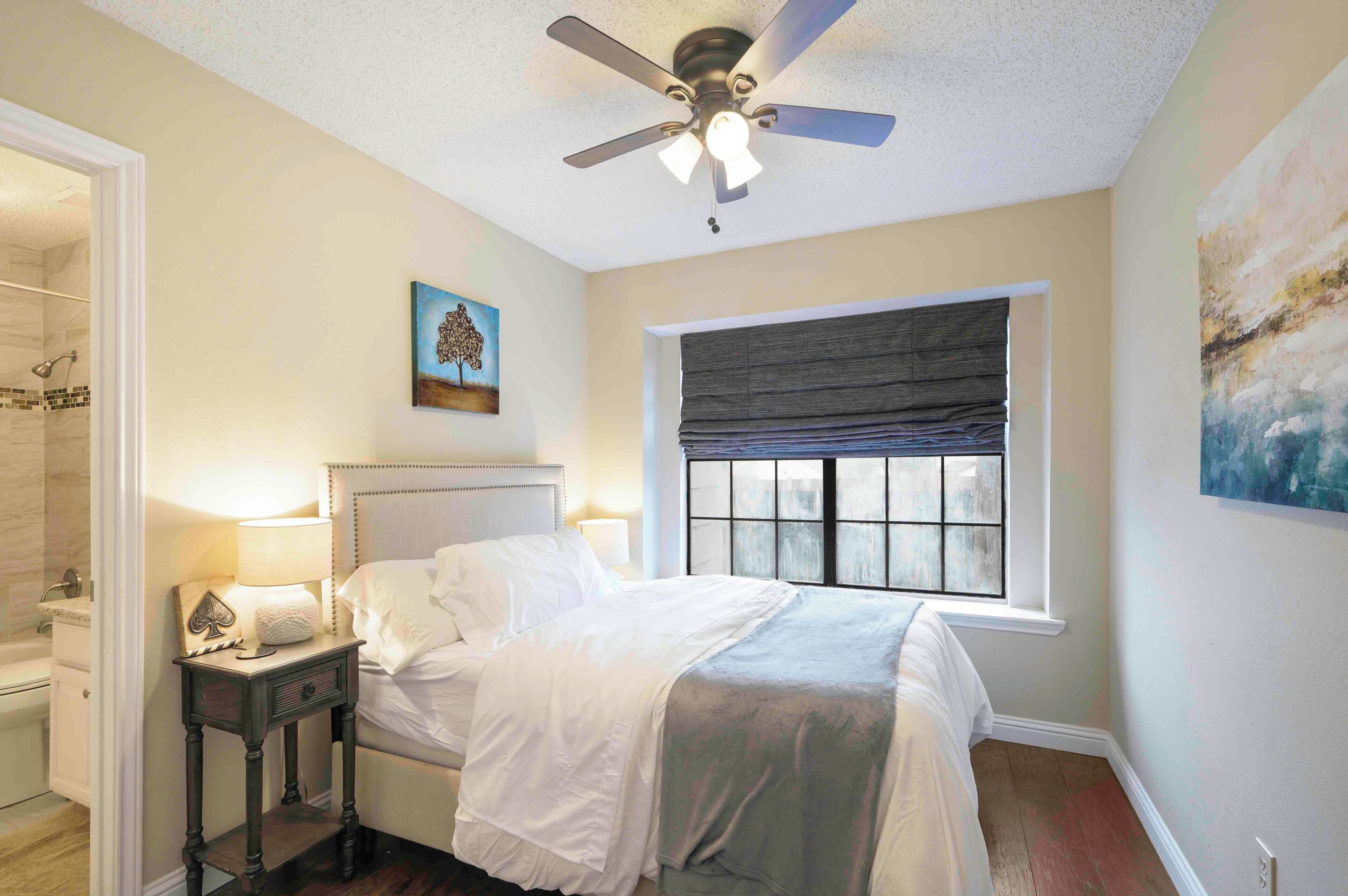 2 habitaciones, tabla de planchar con plancha y cuna de viaje 