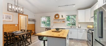 Mt. Baker Cabin | Hot Tub | Fiber Internet | Generator