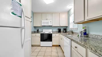 House, Multiple Beds (Sand Dollar A) | Private kitchen