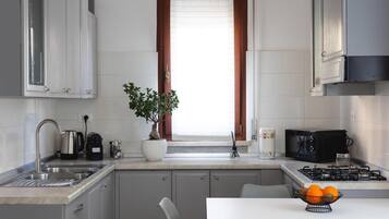 冰箱、微波炉、烤箱、炉灶