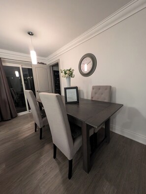 Dining - Country Caledon Charm your private oasis, your home away from home. (Caledon East)