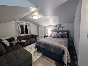 4 soveværelser, pengeskab på værelset, skrivebord, strygejern/strygebræt