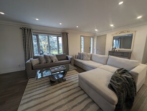 Smart-tv, eldstad och böcker