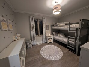 4 bedrooms, in-room safe, desk, iron/ironing board - Country Caledon Charm your private oasis, your home away from home. (Caledon East)