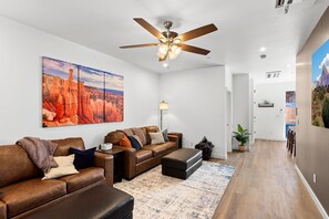 Smart TV, ping pong - B - New Townhome with Pool, Downtown 1 Block From Restaurants, Pickle ball! (Hurricane)