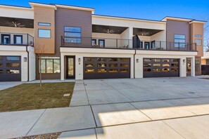 Exterior - B - New Townhome with Pool, Downtown 1 Block From Restaurants, Pickle ball! (Hurricane)