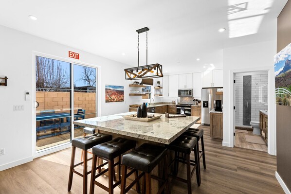 Fridge, microwave, oven, stovetop - B - New Townhome with Pool, Downtown 1 Block From Restaurants, Pickle ball! (Hurricane)