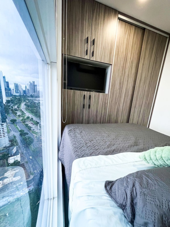 2 bedrooms, iron/ironing board, bed sheets