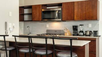 Réfrigérateur, micro-ondes, four, grille-pain