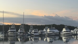 A marina with several yachts docked. - Apart King & Double Sofa Bed Kitchenette Heated Pool WIFI Big TV Walk to Beach (Port Douglas)