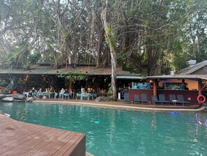 Outdoor pool, a heated pool - Apart King & Double Sofa Bed Kitchenette Heated Pool WIFI Big TV Walk to Beach (Port Douglas)
