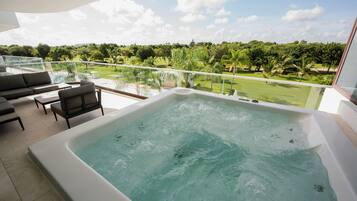 Bañera de hidromasaje al aire libre