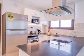 Refrigerador, microondas, placa de cocina, cafetera/tetera